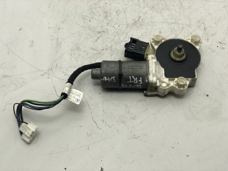 [0 130 821 971  /  A 211 820 30 42] Motor elevador frente dto mercedes-benz e-class (w211) e 220 cdi | 03.03 - 12.08 usado ref. 0 130 82...